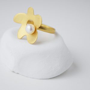 Gold Plated Assimetric Flower With Pearl Ring