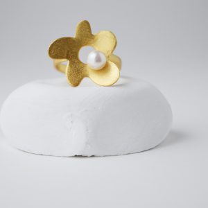 Gold Plated Assimetric Flower With Pearl Ring